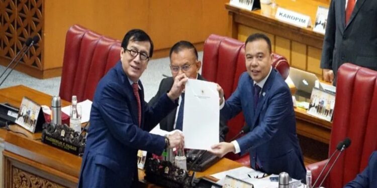 Menteri Hukum dan HAM Yasonna H Laoly (kiri) usia rapat paripurna di DPR RI yang beragendakan pengambilan keputusan atas RUU KUHP, di Jakarta, Selasa (6/12/2022). (MASAPNEWS/ANT/HO-Kanwil Kemenkumham Kalteng)
