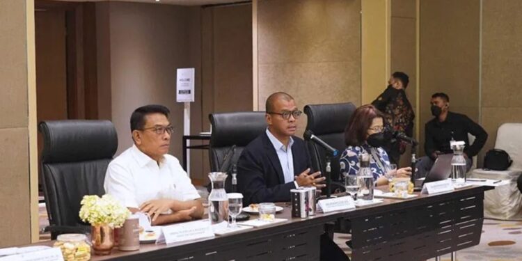 Arsip foto - Dari kiri ke kanan, Kepala Staf Kepresidenan Moeldoko bersama dengan Gubernur Lemhanas Andi Widjajanto dan Deputi V KSP Jaleswari Pramodhawardani di Jakarta, Selasa (15/3/2022). (MASAPNEWS/ANT/HO-KSP)
