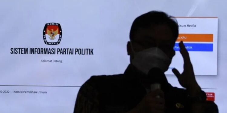 Ilustrasi - Petugas Komisi Pemilihan Umum (KPU) menunjukkan tampilan Sistem Informasi Partai Politik (Sipol) Pemilu 2024 di Jakarta, Jumat (24/6/2022). (MASAPNEWS/ANT)
