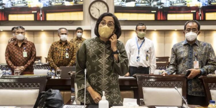 Menteri Keuangan Sri Mulyani (tengah) bersiap mengikuti rapat kerja bersama Komisi XI DPR di Kompleks Parlemen, Senayan, Jakarta, Senin (12/12/2022). (MASAPNEWS/ANT)