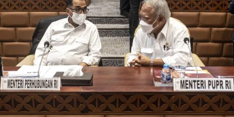 Menteri Perhubungan Budi Karya Sumadi (kiri) berbicang dengan Menteri PUPR Basuki Hadimuljono (kanan) sebelum dimulainya rapat kerja dengan Komisi V DPR di Kompleks Parlemen, Senayan, Jakarta, Selasa (13/12/2022). (MASAPNEWS/ANT)
