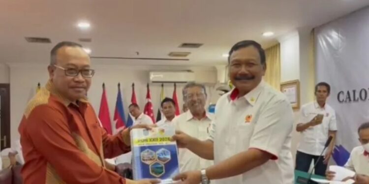 Arsip - Sekretaris Daerah (Sekda) Nusa Tenggara Barat (NTB), HL Gita Ariadi menyerahkan dokumen persyaratan pencalonan tuan rumah bersama PON 2028 kepada Ketua Panitia Penjaringan dan Penyaringan Calon Tuan Rumah Pelaksana PON XXII Tahun 2028, Mayjen TNI (Purn) Suwarno, yang juga sebagai Wakil I Ketua Umum KONI Pusat di Jakarta, Selasa (5/7/2022). (MASAPNEWS/ANT)