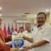 Arsip - Sekretaris Daerah (Sekda) Nusa Tenggara Barat (NTB), HL Gita Ariadi menyerahkan dokumen persyaratan pencalonan tuan rumah bersama PON 2028 kepada Ketua Panitia Penjaringan dan Penyaringan Calon Tuan Rumah Pelaksana PON XXII Tahun 2028, Mayjen TNI (Purn) Suwarno, yang juga sebagai Wakil I Ketua Umum KONI Pusat di Jakarta, Selasa (5/7/2022). (MASAPNEWS/ANT)