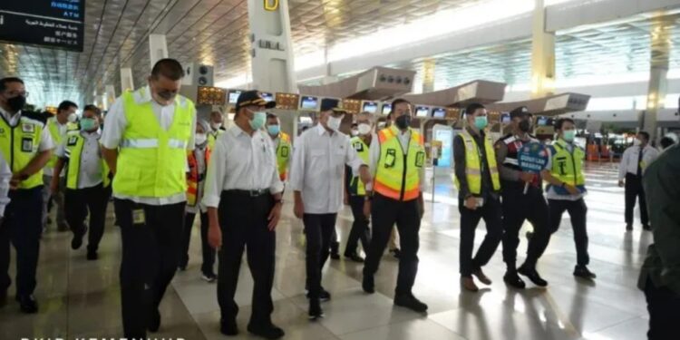 Menteri Perhubungan Budi Karya Sumadi (tengah) saat meninjau Bandara Soekarno-Hatta beberapa waktu lalu. (Kemenhub)