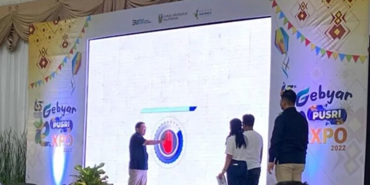 Direktur Operasional PT Pusri Filius Yuliandi membuat secara resmi Gebyar Pusri Expo 2022 di Palembang, Rabu (21/12/22). (MASAPNEWS/ANT)