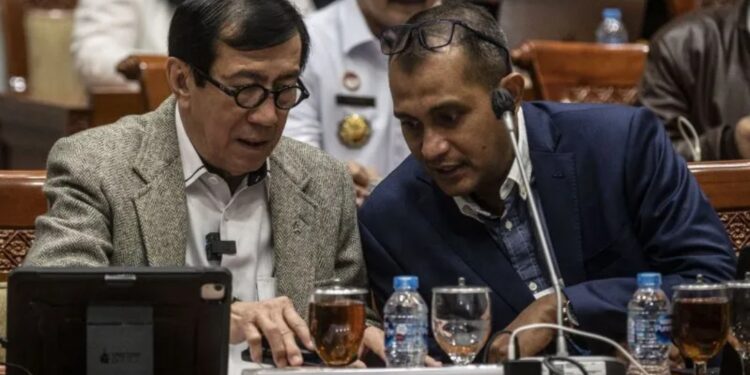 Arsif foto - Menkumham Yasonna Laoly (kiri) berbincang dengan Wamenkumham Edward Omar Sharif Hiariej (kanan) dalam rapat kerja dengan Komisi III DPR di Kompleks Parlemen, Senayan, Jakarta, Selasa (13/12/2022). (MASAPNEWS/ANT)