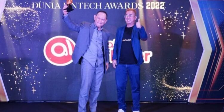 Akulaku Paylater saat menerima penghargaan sebagai Fintech Paylater Terbaik 2022 dalam Duniafintech Awards 2022. (MASAPNEWS/ANT/HO-Istimewa)