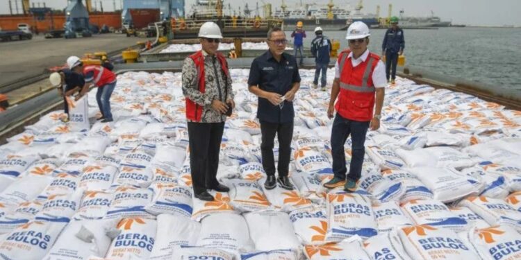 Menteri Perdagangan Zulkifli Hasan (tengah) bersama Direktur Utama Perum Bulog Budi Waseso (kiri) dan Kepala Badan Pangan Nasional Arief Prasetyo Adi (kanan) meninjau pembongkaran beras impor asal Vietnam milik Perum Bulog di Pelabuhan Tanjung Priok, Jakarta, Jumat (16/12/2022). (MASAPNEWS/ANT)
