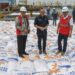 Menteri Perdagangan Zulkifli Hasan (tengah) bersama Direktur Utama Perum Bulog Budi Waseso (kiri) dan Kepala Badan Pangan Nasional Arief Prasetyo Adi (kanan) meninjau pembongkaran beras impor asal Vietnam milik Perum Bulog di Pelabuhan Tanjung Priok, Jakarta, Jumat (16/12/2022). (MASAPNEWS/ANT)