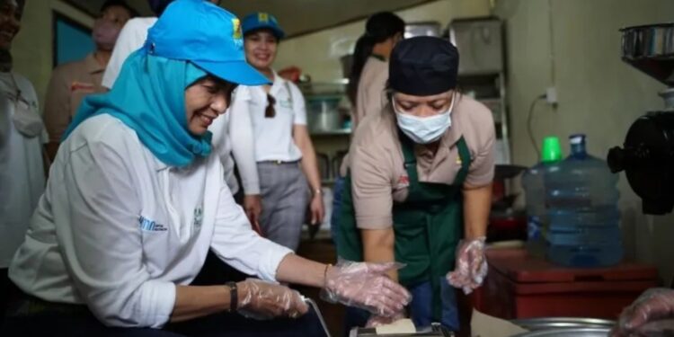 Salah satu UMKM yang fokus pada pembuatan kue skala rumahan yang diberdayakan oleh Srikandi PLN di Bangli, Bali. (MASAPNEWS/ANT/HO-Humas PLN UID Bali)