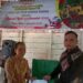 Legislator Kabupaten Gumas, Evandi menyerahkan bantuan kasih kepada GBI Desa Rangan Mihing yang diterima gembala sidang Pdt Dahlia. (IST)