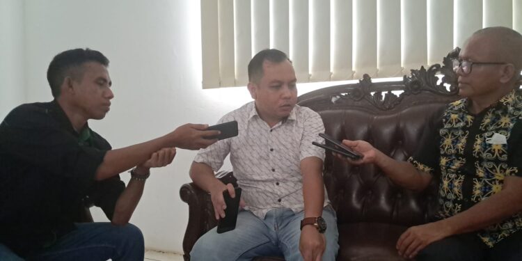 Anggota DPRD Gumas, Evandi (tengah) saat memberi keterangan kepada awak media, di Kuala Kurun, Senin (12/12/2022). (MASAPNEWS/GCM)