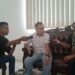 Anggota DPRD Gumas, Evandi (tengah) saat memberi keterangan kepada awak media, di Kuala Kurun, Senin (12/12/2022). (MASAPNEWS/GCM)