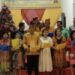 Bupati Gumas Jaya Samaya Monong dan istri Mimie Mariatie Jaya S Monong, Wabup Efrensia LP Umbing dan lainnya, menyampaikan puji-pujian saat Safari Natal Kecamatan Manuhing, Minggu (11/12/2022). (Foto : Diskominfosantik Gumas)