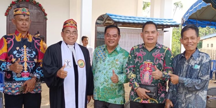 Anggota DPRD Gumas Untung Jaya Bangas (tengah) berfoto bersama saat safari Natal di Kecamatan Manuhing, Minggu (11/12/2022). (IST)