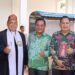Anggota DPRD Gumas Untung Jaya Bangas (tengah) berfoto bersama saat safari Natal di Kecamatan Manuhing, Minggu (11/12/2022). (IST)