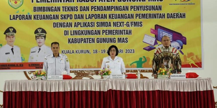 Wabup Gunung Mas Efrensia LP Umbing (tengah) didampingi Kepala BKAD Hardeman (kiri) dan narasumber, saat membuka kegiatan di Kuala Kurun, Rabu (18/1/2023). (Foto : Protokol dan Perjalanan Setda Gumas)