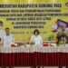 Wabup Gunung Mas Efrensia LP Umbing (tengah) didampingi Kepala BKAD Hardeman (kiri) dan narasumber, saat membuka kegiatan di Kuala Kurun, Rabu (18/1/2023). (Foto : Protokol dan Perjalanan Setda Gumas)