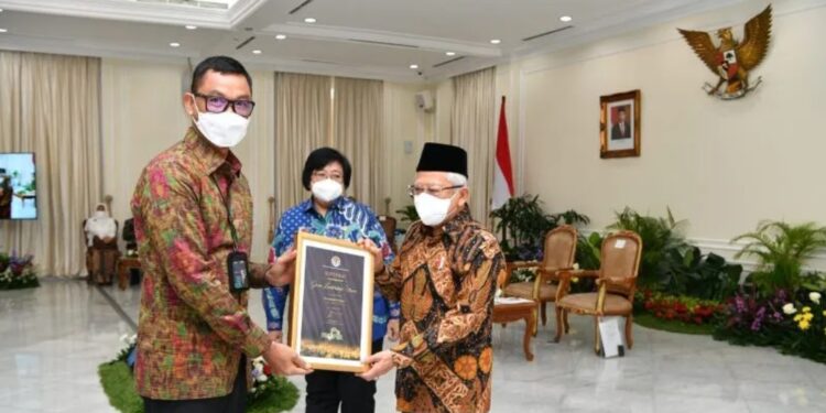 Wakil Presiden Republik Indonesia Ma'ruf Amin (kanan) memberikan penghargaan kepada Direktur Utama PT PLN (Persero) Darmawan Prasodjo dalam ajang Program Penilaian Kinerja Perusahaan (Proper) Emas Tahun 2022 yang diselenggarakan oleh Kementerian Lingkungan Hidup dan Kehutanan (KLHK). (MASAPNEWS/ANT/HO-Humas PLN)