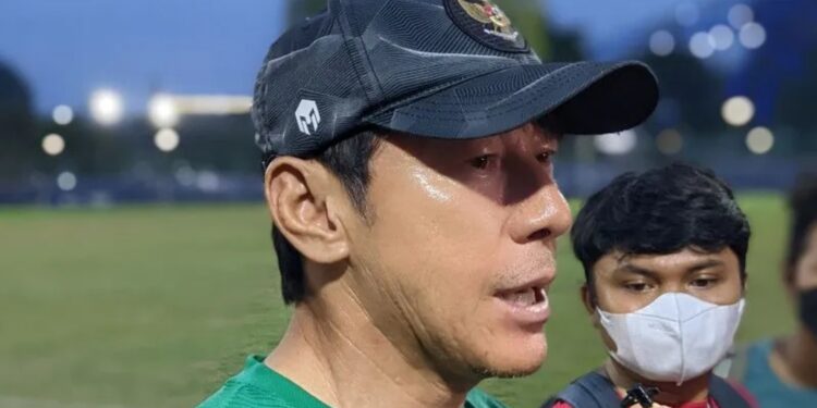 Pelatih tim nasional U-19 Indonesia Shin Tae-yong memberikan keterangan mengenai perkembangan skuadnya usai menjalani latihan di Lapangan Sepak Bola A Gelora Bung Karno, Jakarta, Selasa (30/8/2022). Dalam kesempatan itu, Shin menjelaskan beberapa hal termasuk persiapan menuju Kualifikasi Piala Asia U-20 2023. (MASAPNEWS/ANT)