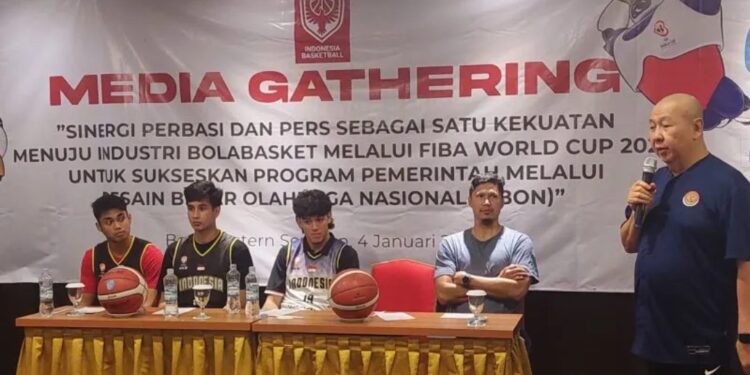 Ketua Umum PP Perbasi Danny Kosasih memberikan pemaparan terkait program pada 2023 dalam acara Media Gathering di Best Western, Senayan, Jakarta, Rabu (4/1/2023). (MASAPNEWS/ANT)