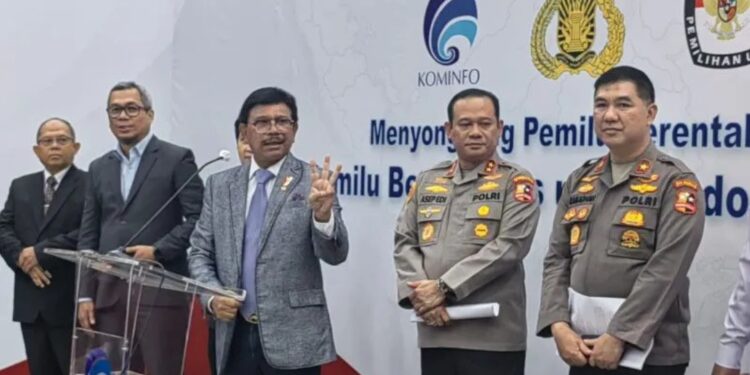 Menkominfo Johnny G Plate dan Wakabareskrim Polri Irjen Pol Asep Edi Suheri saat konferensi pers "Menyongsong Pemilu Serentak 2024: Pemilu Berkualitas untuk Indonesia Maju", di Kementerian Kominfo, Jakarta, Rabu (4/12/2023). (MASAPNEWS/ANT)