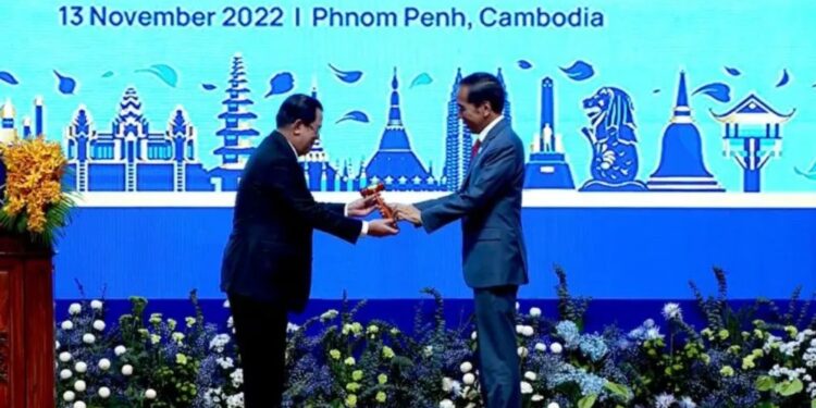 Perdana Menteri (PM) Kamboja Samdech Techo Hun Sen (kiri) secara simbolis menyerahkan palu kayu kepada Presiden Joko Widodo (kanan) yang akan menjalankan peran sebagai ketua ASEAN pada 2023, dalam upacara penutupan KTT ke-40 dan ke-41 ASEAN yang berlangsung di Phnom Penh, Kamboja, Minggu. (13/11/2022). (MASAPNEWS/ANT/HO-asean2022.inb.gov.kh)