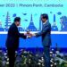 Perdana Menteri (PM) Kamboja Samdech Techo Hun Sen (kiri) secara simbolis menyerahkan palu kayu kepada Presiden Joko Widodo (kanan) yang akan menjalankan peran sebagai ketua ASEAN pada 2023, dalam upacara penutupan KTT ke-40 dan ke-41 ASEAN yang berlangsung di Phnom Penh, Kamboja, Minggu. (13/11/2022). (MASAPNEWS/ANT/HO-asean2022.inb.gov.kh)