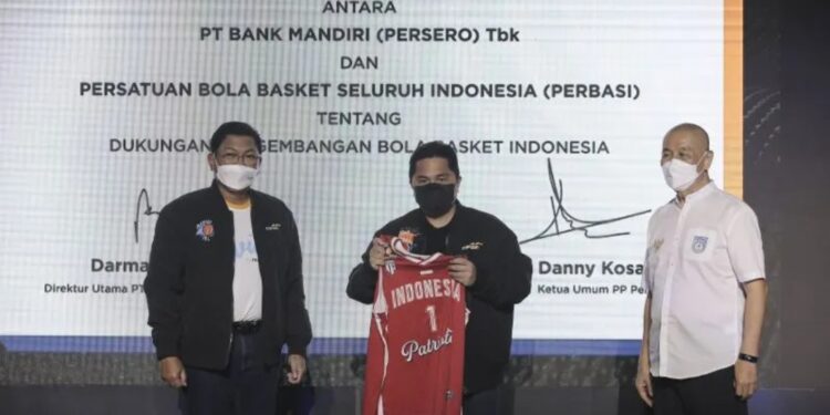 Menteri BUMN Erick Thohir (tengah), Direktur Utama Bank Mandiri Darmawan Junaidi (kiri) dan Ketua Umum PP PERBASI Danny Kosasih (kanan) berfoto bersama usai peluncuran kartu Mandiri e-money edisi IBL dan Timnas Basket serta penandatangan MoU dukungan Bank Mandiri Untuk Basket Indonesia di Jakarta, Rabu (5/5/2021). (MASAPNEWS/ANT)