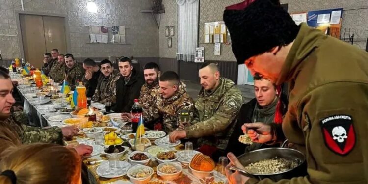 Para prajurit Ukraina mengikuti makan malam perayaan Natal di sebuah lokasi yang dirahasiakan di Ukraina, Minggu (25/12/2022). (MASAPNEWS/ANT)