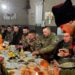 Para prajurit Ukraina mengikuti makan malam perayaan Natal di sebuah lokasi yang dirahasiakan di Ukraina, Minggu (25/12/2022). (MASAPNEWS/ANT)