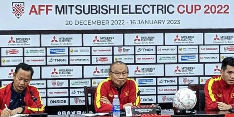 Pelatih tim nasional Vietnam Park Hang-seo (tengah) dan penyerang skuadnya Nguyen Tien Lin (kanan) memberikan pernyataan dalam konferensi pers sebelum pertandingan leg kedua semifinal Piala AFF 2022 kontra Indonesia di Kantor VFF, Hanoi, Minggu (8/1/2023). (MASAPNEWS/ANT)