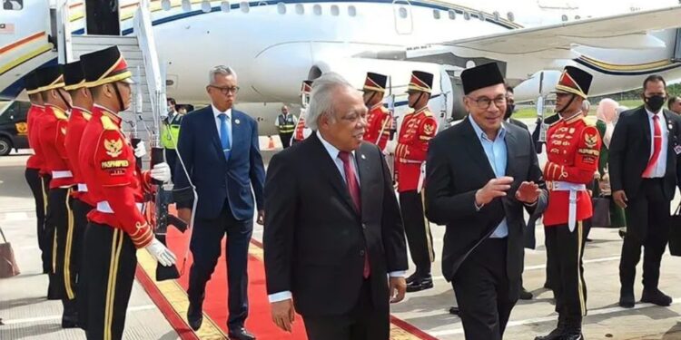 Menteri PUPR RI Basuki Hadimuljono (kiri depan) menyambut kedatangan Perdana Menteri Malaysia Yang Mulia Dato' Seri Anwar Ibrahim dan Dr. Hajjah Wan Azizah Wan Ismail di Bandara Soekarno-Hatta Cengkareng, Banten, Minggu (8/1/2023). (MASAPNEWS/ANT/HO-Kementerian PUPR)