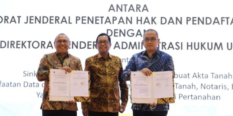 Penandatanganan kerja sama antara Kementerian Agraria dan Tata Ruang/Badan Pertanahan Nasional (ATR/BPN) dengan Kementerian Hukum & Hak Asasi Manusia (Kemenkumham) dalam rangka mengoptimalisasi peran Pejabat Pembuat Akta Tanah (PPAT) dan notaris. (MASAPNEWS/ANT/HO-Kementerian ATR)