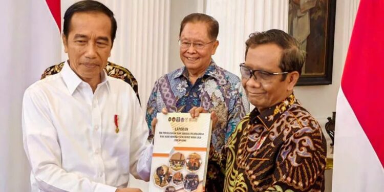 Menteri Koordinator Bidang Politik, Hukum, dan Keamanan (Menko Polhukam) sekaligus Ketua Tim Pengarah Tim Penyelesaian Non-Yudisial Pelanggaran Hak Asasi Manusia Berat Masa Lalu (PPHAM), Mahfud MD (kanan), menyerahkan laporan Tim PPHAM kepada Presiden RI Joko Widodo di Istana Merdeka, Jakarta, Rabu (11/1/2023). (MASAPNEWS/ANT)