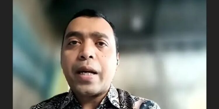 Tangkapan layar Ketua Umum KNTI Dani Setiawan dalam diskusi publik "Nelayan Menghadapi Krisis Iklim: Quo Vadis Perlindungan Nelayan dan Pembudidaya Ikan Skala Kecil" yang dipantau secara daring di Jakarta, Kamis (12/1/2023). (MASAPNEWS/ANT/Youtube DPP KNTI Nelayan Indonesia)