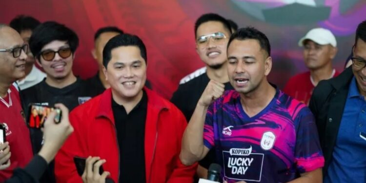 CEO Rans Nusantara FC Raffi Ahmad (kanan) mendukung Menteri BUMN Erick Thohir sebagai calon Ketua Umum PSSI Periode 2023 - 2027 karena dinilai sebagai sosok yang memiliki nyali untuk membenahi sepak bola Indonesia. (MASAPNEWS/ANT/HO - Kementerian BUMN)