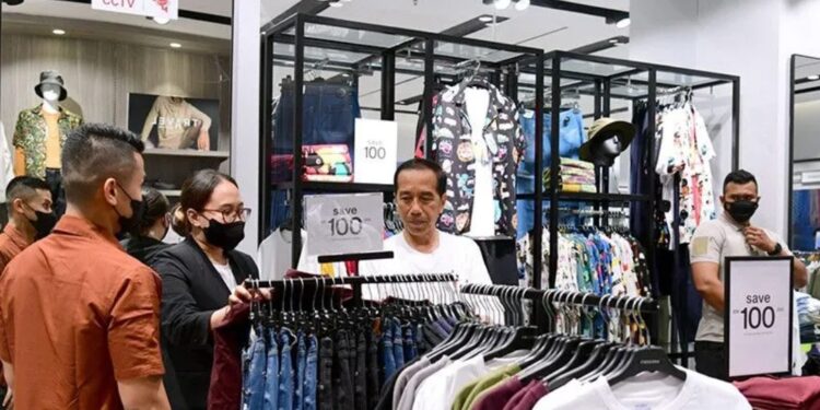 Presiden RI Joko Widodo saat mengunjungi pusat perbelanjaan Grand Indonesia, di Jakarta, Minggu (15/1/2023) malam. (MASAPNEWS/ANT/HO-Biro Pers Setpres)