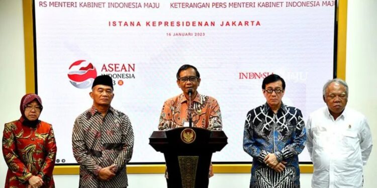 (Kiri-Kanan) Mensos Tri Rismaharini, Menko PMK Muhadjir Effendy, Menkopolhukam Mahfud MD, Menkumham Yasonna H Laoly dan Menteri PUPR Basuki Hadimuljono menyampaikan keterangan kepada wartawan di Kantor Presiden Jakarta, Senin (16/1/2023). (MASAPNEWS/ANT/HO-Sekretrait Presiden-Rusman)