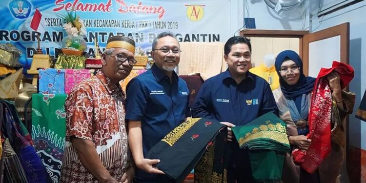 Menteri Perdagangan Zulkifli Hasan (dua kiri) saat bertemu dengan para pelaku UMKM di Kota Binjai, Sumatra Utara, Selasa (17/1/2023). (MASAPNEWS/ANT/HO-Kemendag)