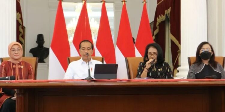 Menteri PPPA I Gusti Ayu Bintang Darmawati (kedua dari kanan) mendampingi Presiden Joko Widodo dalam konferensi pers terkait RUU PPRT di Istana Merdeka, Jakarta, Rabu (18/1/2023). (MASAPNEWS/ANT)
