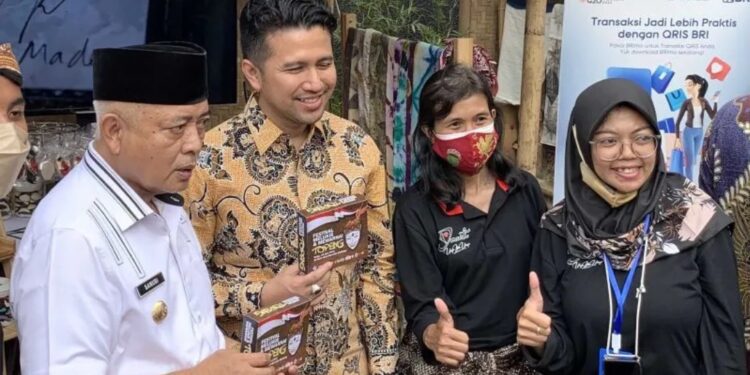 Wakil Gubernur Jawa Timur Emil Dardak (kedua kiri) pada saat berfoto bersama usai meninjau salah satu gerai pameran UMKM di Kota Malang, Jawa Timur, Rabu (18/1/2023). (MASAPNEWS/ANT)