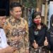 Wakil Gubernur Jawa Timur Emil Dardak (kedua kiri) pada saat berfoto bersama usai meninjau salah satu gerai pameran UMKM di Kota Malang, Jawa Timur, Rabu (18/1/2023). (MASAPNEWS/ANT)