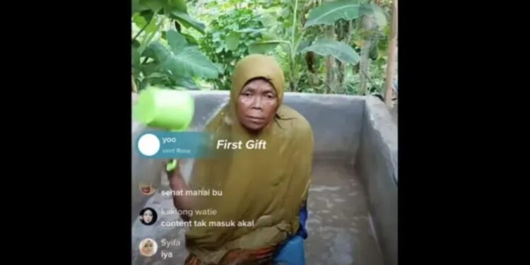 Tangkapan layar siaran langsung aksi mengemis dengan melibatkan orang tua di akun Tik Tok TM Mud Bath yang diakses di Jakarta, Jumat (13/1/2023). (Tangkapan layar akun Tik Tok TM Mud Bath @intan_komalasari92)