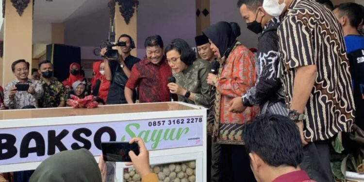 Menteri Keuangan Sri Mulyani (tengah) bersama Menteri Sosial Tri Rismaharini (berkerudung hitam) pada saat berbicara dengan salah satu penerima manfaat bantuan sosial, di Kecamatan Pujon, Kabupaten Malang, Jawa Timur, Jumat (20/1/2023). (MASAPNEWS/ANT)