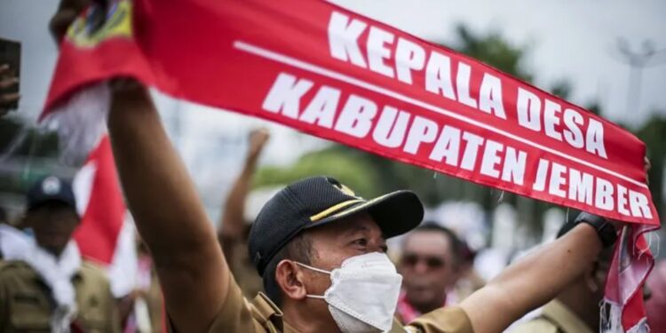 Massa dari Perkumpulan Aparatur Pemerintah Desa Seluruh Indonesia berunjuk rasa di depan Gedung DPR, Senayan, Jakarta, Selasa (17/1/2023). (MASAPNEWS/ANT)