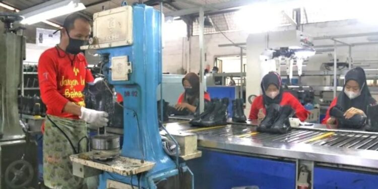 Aktivitas produksi di industri alas kaki. (MASAPNEWS/ANT/HO-Kementerian Perindustrian)