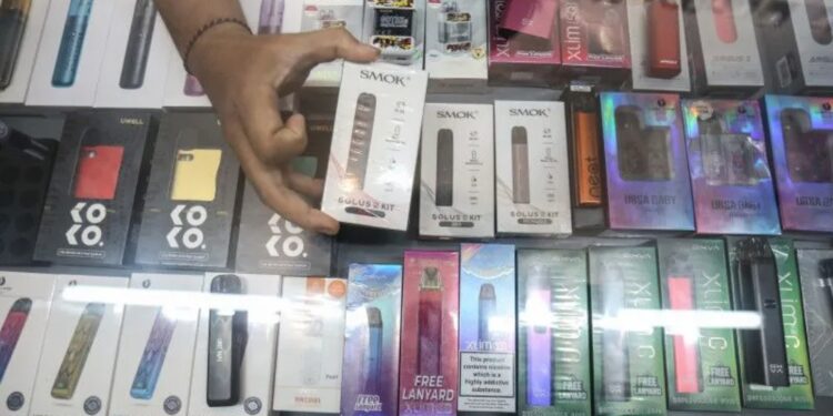 Penjual menata rokok elektrik di salah satu toko di Pekayon, Jakarta Timur, Selasa (27/12/2022). (MASAPNEWS/ANT)
