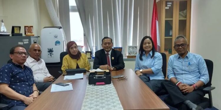 Ketua KI Pusat Donny Yoesgiantoro (memakai jas), bersama Komisioner KI Pusat Handoko Agung Saputro, Rospita Vici Paulyn, Samrotunnajah Ismail, Syawaludin, dan Gede Narayana, (dari kanan foto ke kiri) usai sidang pleno pembentukan Majelis Etik KI di Jakarta, Selasa. (24/01/2023). (MASAPNEWS/ANT)