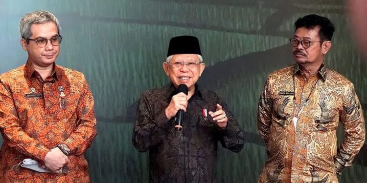 Wakil Presiden Ma'ruf Amin menyampaikan pernyataan kepada wartawan didampingi Wakil Menteri Pertanian Harvick Hasnul Qolbi (kiri)) dan Menteri Pertanian Syahrul Yasin Limpo (kanan) setelah membuka Rapat Kerja Nasional (Rakernas) Pembangunan Pertanian tahun 2023 Kementerian Pertanian dengan tema "Memperkuat Sektor Pertanian Sebagai Pengendali Inflasi Dalam Menghadapi Krisis Pangan Dunia", di Jakarta Rabu, (25/1/2023). (MASAPNEWS/ANT/HO-BPMI, Setwapres)